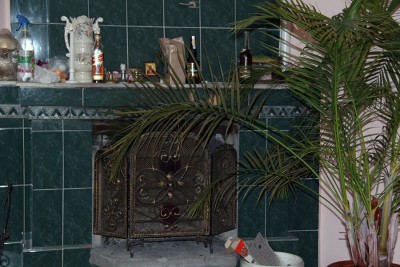 Внутри - пальмы и облицовка мрамором